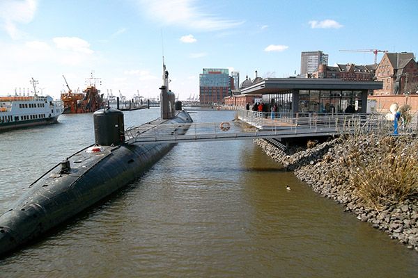 elbmeile hamburg U-434 Blick auf Besucherzentrum und U-Boot