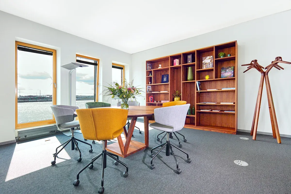 Lounge mit Elbblick auf der elbmeile