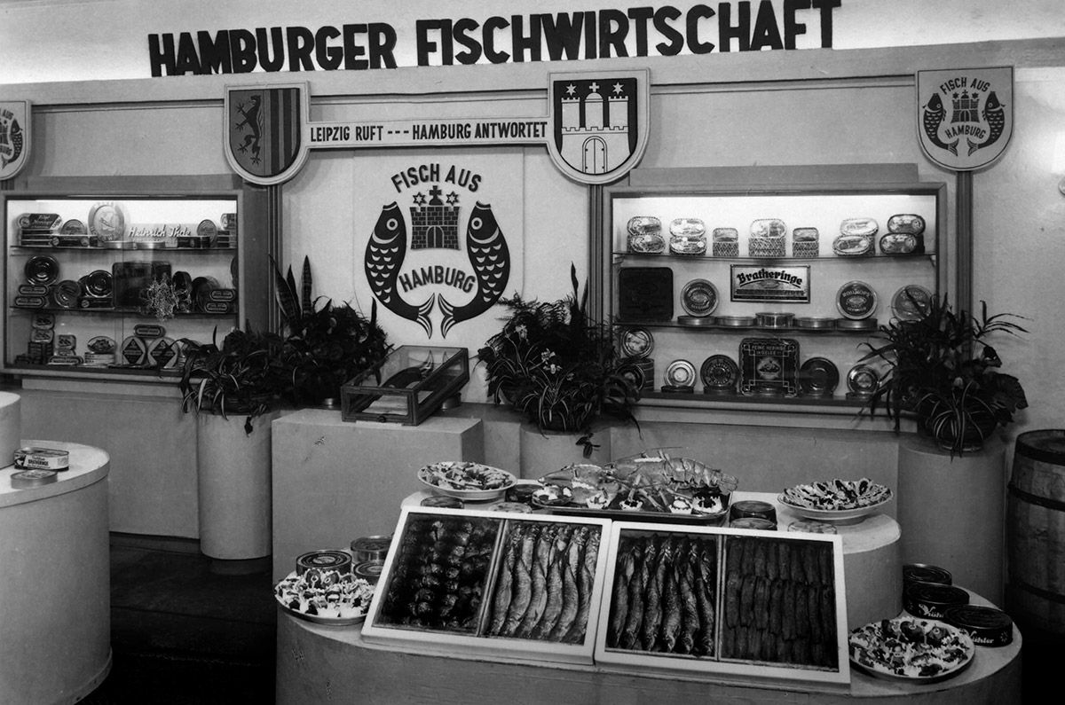 Verkaufsstand der Hamburger Fischwirtschaft für „Fisch aus Hamburg“ auf der Leipziger Messe, 1957