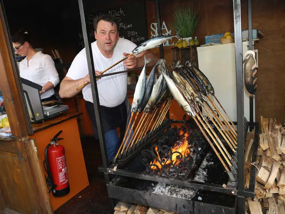 Unser Fischmarkt auf Reisen – Hamburg grüßt München mit einem Matjesbrötchen 3 Fischmarkt in München