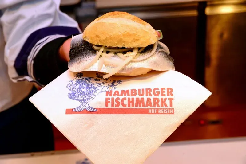 Unser Fischmarkt auf Reisen – Hamburg grüßt München mit einem Matjesbrötchen 2 Fischmarkt in München