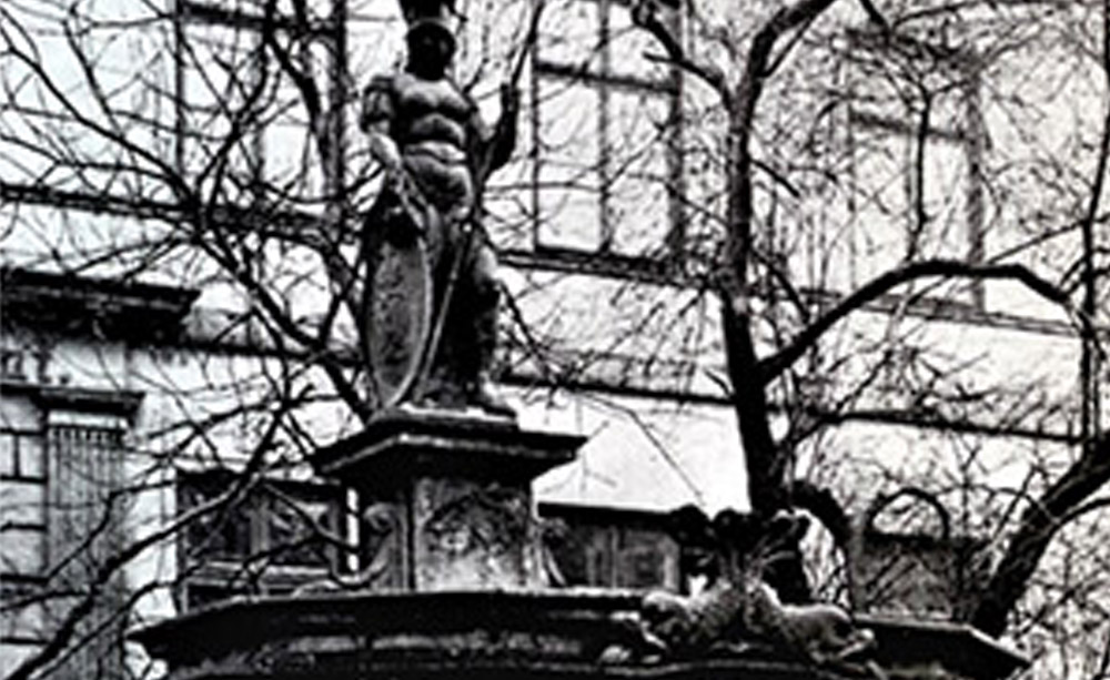 elbmeile minerva brunnen 1 - Elbmeile Hamburg