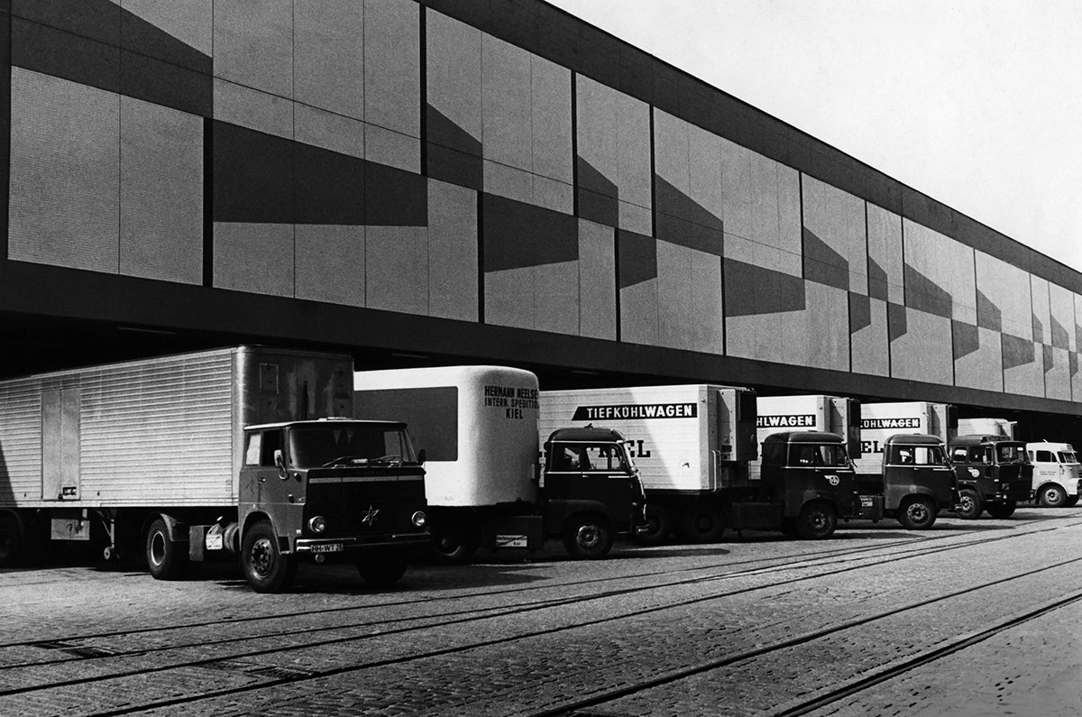 Kühllastwagen stehen für den Überlandtransport von Frostfisch vor der Landseite von Halle III bereit