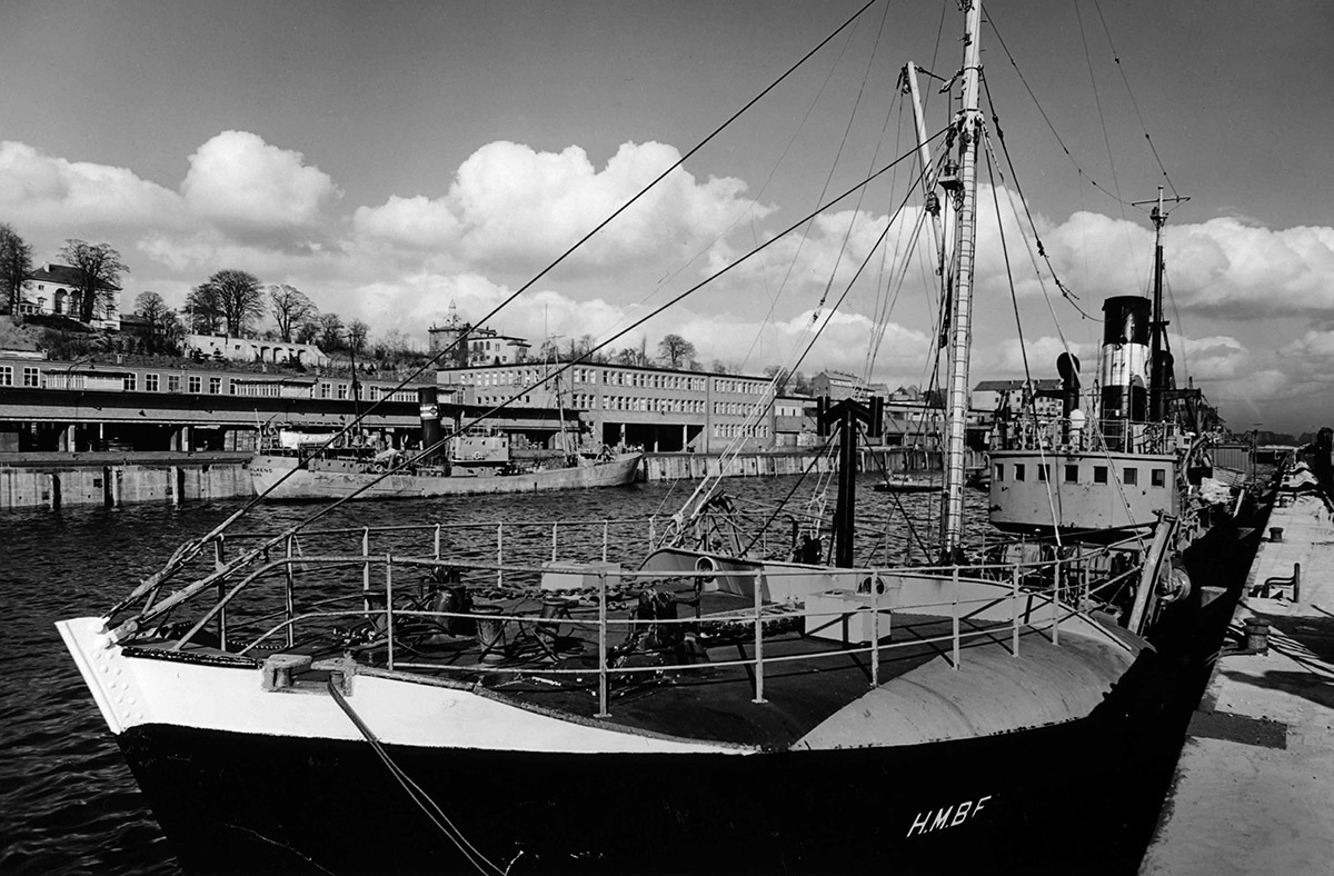 Der Fischereihafen Altona: links der Löschkai auf dem ehemaligen Leitdamm, rechts der Ausrüstungskai