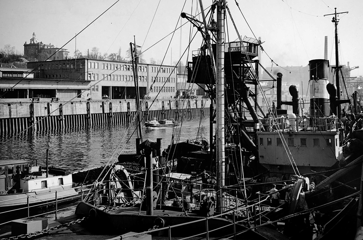 Die aufwändige Kohlebunkerung am Ausrüstungskai war ein lange Zeit gewohntes Bild im Fischereihafen