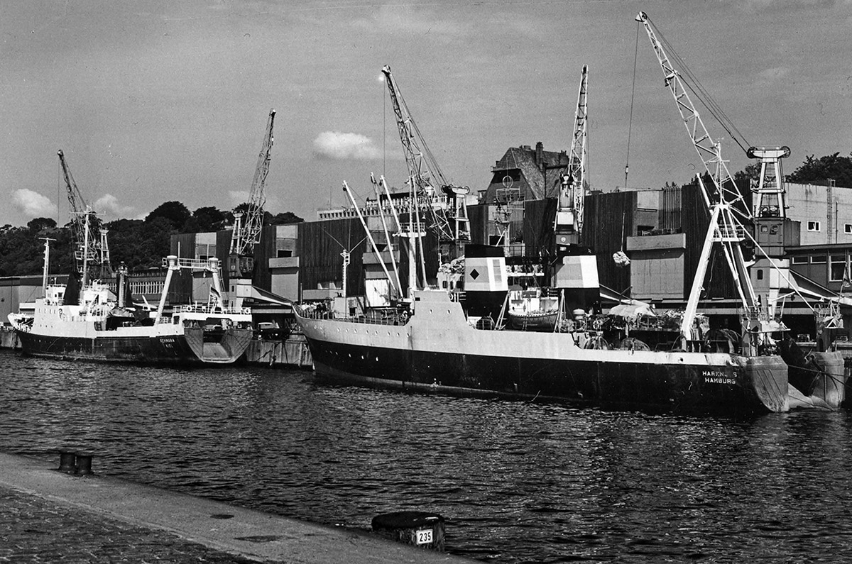 Hecktrawler an Halle III, der ersten kombinierten Fisch-, Umschlags- und Tiefkühllagerhalle