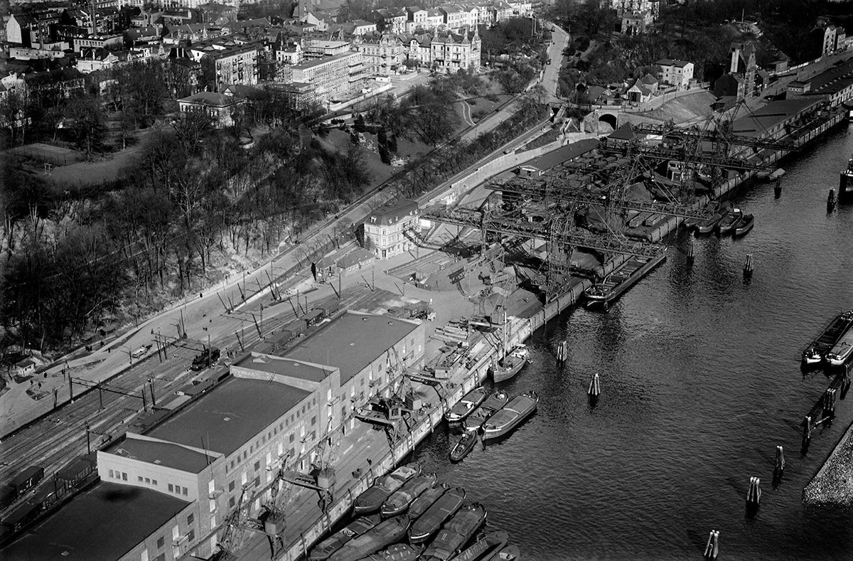Speicher D und der Kohlekai, dahinter die Gleise der Hafenbahn